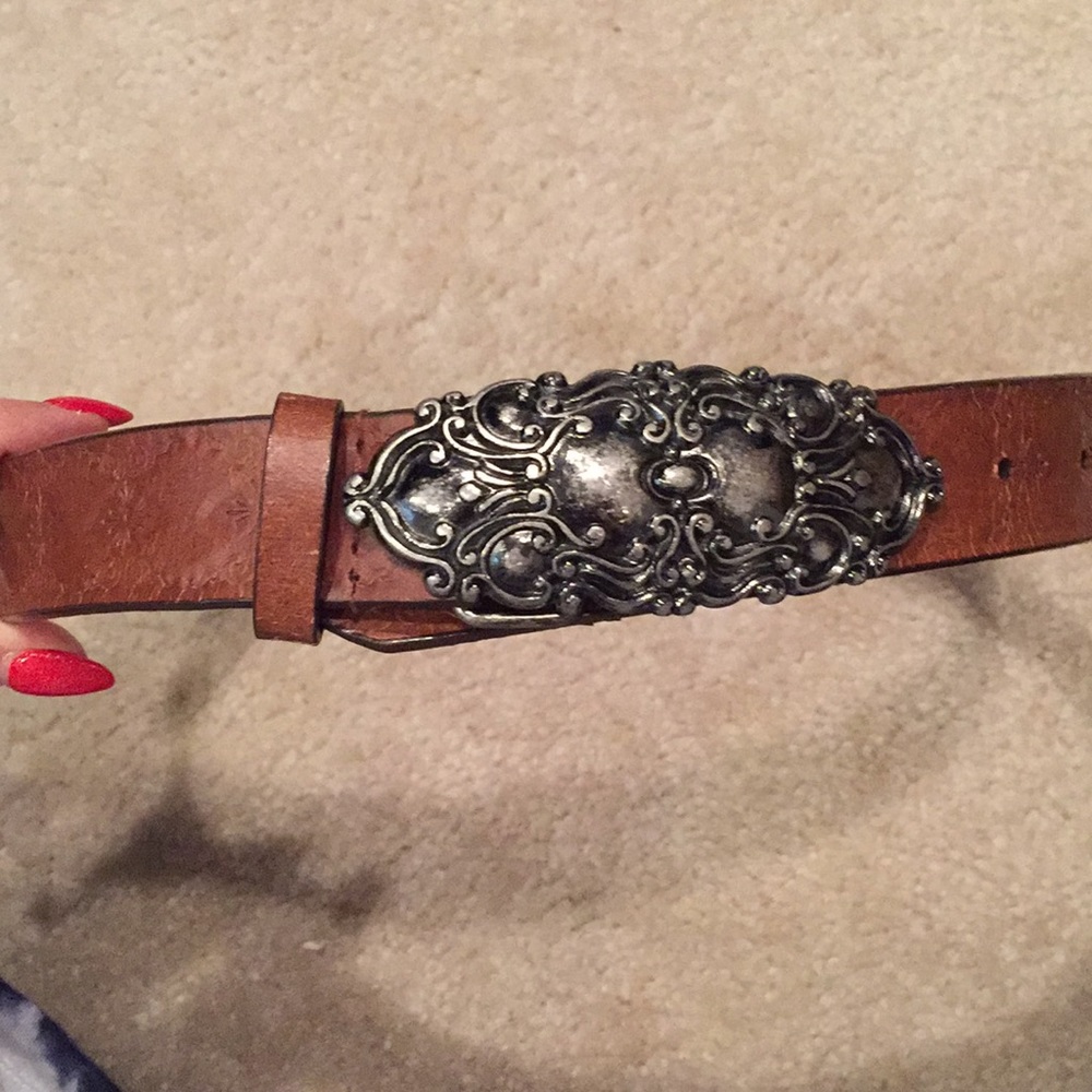 Leather belt w/easy prong hook to belt-hole clasp
